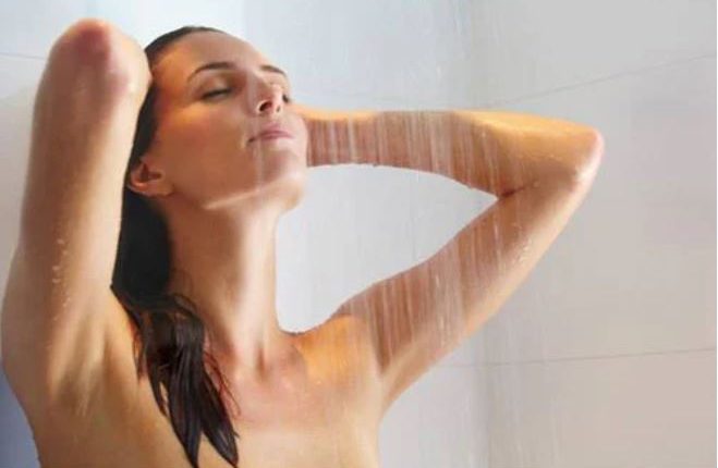 Sai lầm thường gặp trong việc tắm gội khiến da ngày càng khô, tóc hư tổn