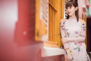 Hoa hậu Nguyễn Trần Hải Dương e ấp trong tà áo dài