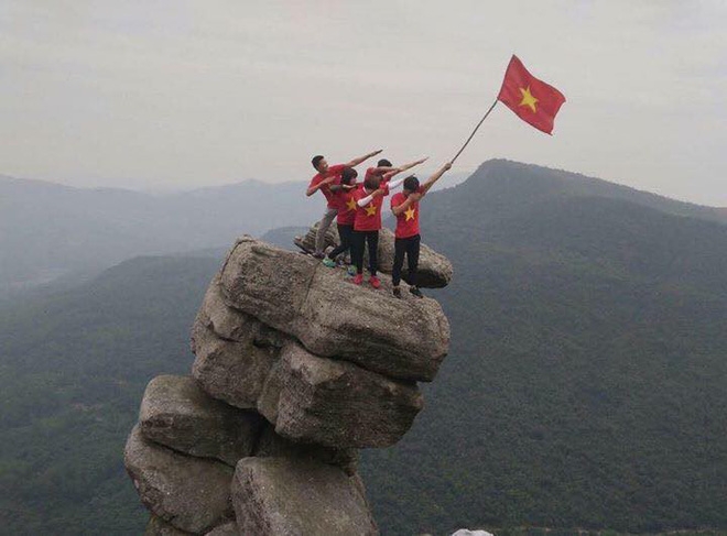 Mỏm đá check-in nguy hiểm tại núi Đá Chồng, Quảng Ninh