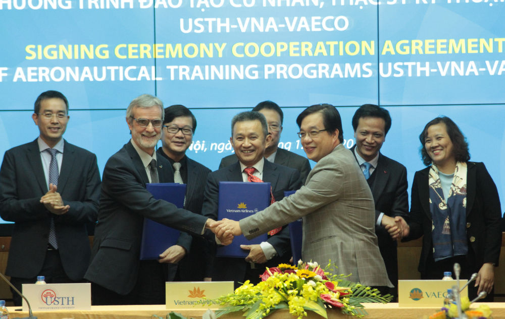 Ông Patrick Boiron – Hiệu trưởng USTH (phải), ông Dương Trí Thành - TGĐ Vietnam Airlines (giữa) và ông Mai Tuấn Anh - TGĐ VAECO trao thỏa thuận hợp tác
