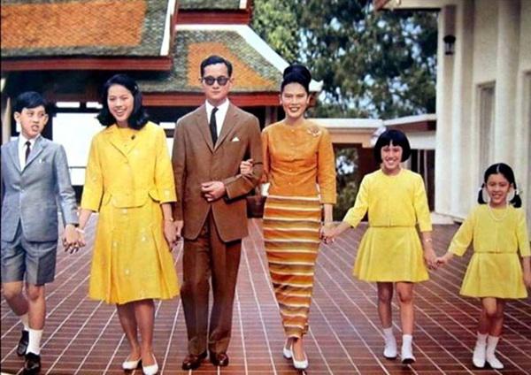 Chuyện tình yêu của Đức vua Bhumibol và Hoàng hậu Sirikit ở xứ sở Chùa Vàng