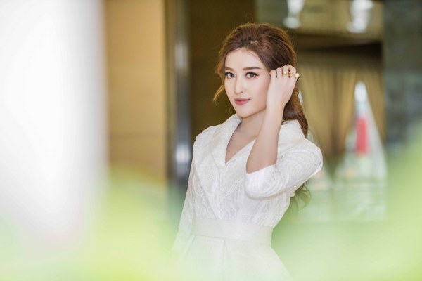 Diện guốc trị giá hàng trăm triệu – Á Hậu Huyền My nổi bật tại sự kiện