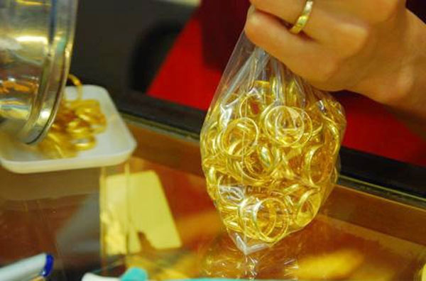 Giá vàng hôm nay 11/1: USD lao dốc, vàng vọt lên đỉnh 4 tháng