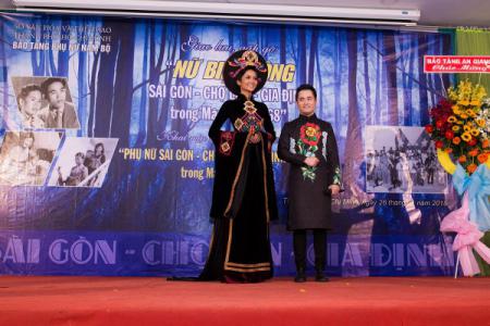 NTK Nhật Dũng trao tặng áo dài cho Bảo tàng Phụ nữ Nam Bộ