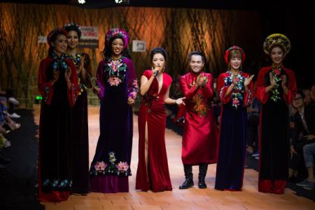 Phu Nhân Đại sứ Haiti thay 3 bộ áo dài trong đêm thời trang