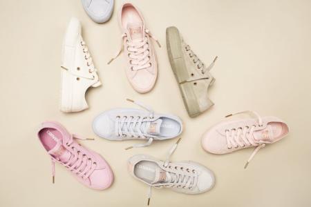 Xu hướng giày sneaker màu pastel cho phái nữ