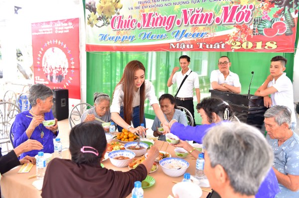 Hoa khôi Hải Yến đón Tết sớm cùng các cụ già neo đơn