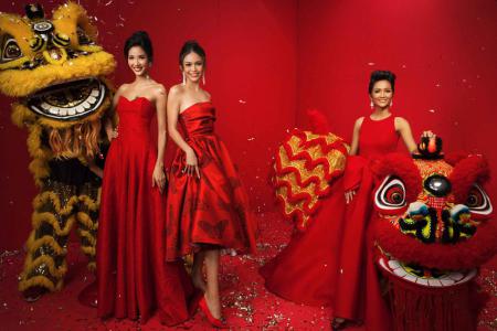 Bộ 3 Hoa hậu Hoàn vũ 2017 khoe dáng với áo dài và sắc đỏ