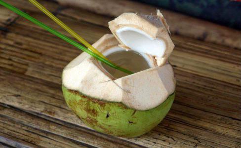Dùng nước dừa liên tiếp 3 ngày bạn sẽ thấy điều ‘thần kỳ’ với làn da