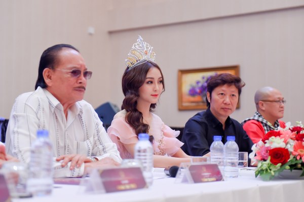 Hoa khôi Hải Yến duyên dáng trong buổi họp báo HKNB 2018