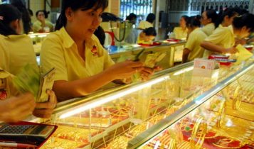 Giá vàng hôm nay 3/8: USD tăng vọt, vàng tụt xuống đáy mới