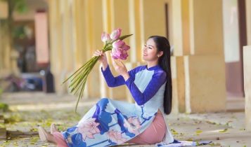 Hoa hậu Ngọc Hân như một đóa hoa sen nhẹ nhàng giữa rừng hoa đầy hương sắc