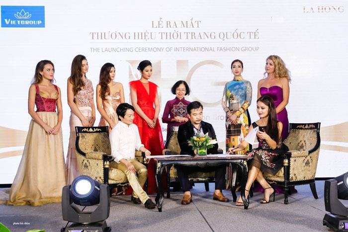 Bà Maria Mogsolova ký kết hợp đồng thương hiệu FashionTV Cafe cho tập đoàn Vietgroup