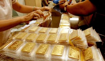 Giá vàng tiếp tục tăng trong bối cảnh USD giảm