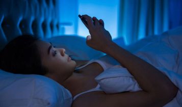 6 việc nên làm khi dùng điện thoại trước lúc ngủ