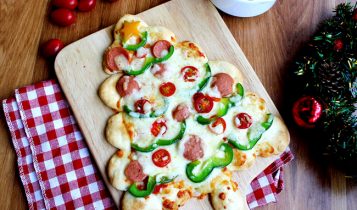 Thực đơn hàng ngày: Vài bước đơn giản để làm chiếc bánh pizza hình cây thông