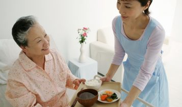 Chăm sóc người cao tuổi bị đa bệnh tật theo khuyến cáo của bác sĩ