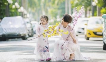 Trang Trần cùng con gái mặc áo dài đôi gói bánh chưng