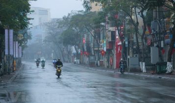 Thời tiết Hà Nội mưa nhỏ, Sài Gòn nắng nóng