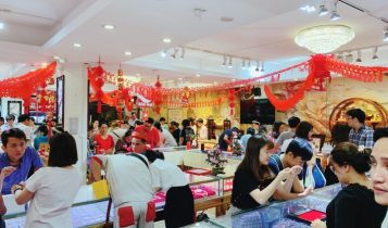 Giá vàng đang đà đỉnh cao, bất ngờ sụt giảm