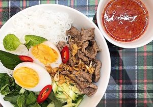 Thực đơn hàng ngày: Bún thịt bò xào sả