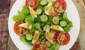 Thực đơn hàng ngày: Salad sốt mè rang béo ngậy