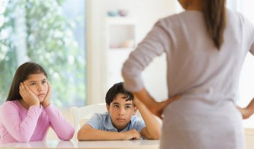 Những thay đổi cảm xúc tuổi dậy thì của bạn gái