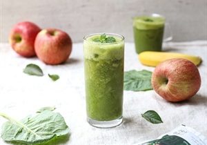 Thực đơn hàng ngày: Sinh tố táo chuối và cải bó xôi