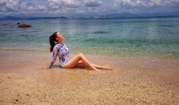 Diễn viên Hương Giang diện bikini gợi cảm khi du lịch Nha Trang