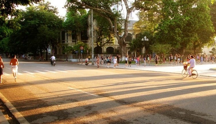 Thời tiết Hà Nội ngày nắng, chiều tối có mưa