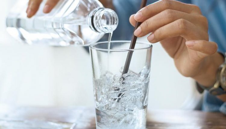 Uống nước giúp bạn tránh xa táo bón và tiểu đường