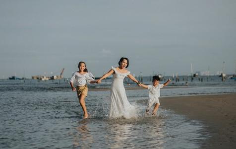 Ba mẹ con Thái Thùy Linh dạo chơi trên biển Ninh Thuận