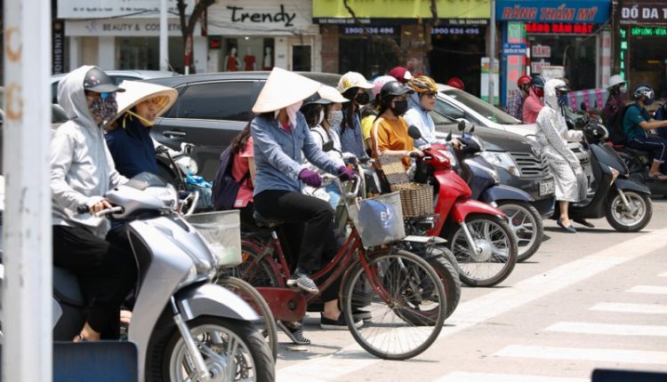 Thời tiết Hà Nội nắng nóng, chiều tối mưa dông