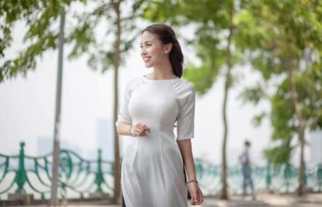 MC Thanh Vân Hugo diện áo dài dạo phố