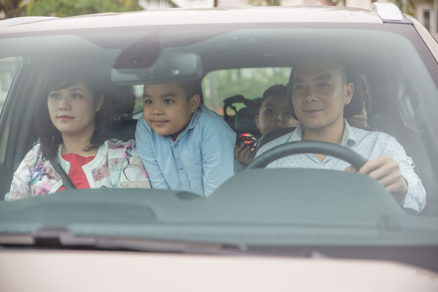 Những kỹ năng cần thiết cha mẹ nên dạy trẻ khi mắc kẹt trong ô tô