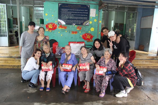 Nhóm P336 gây quỹ từ thiện, làm bánh Trung thu tặng nghệ sĩ già neo đơn