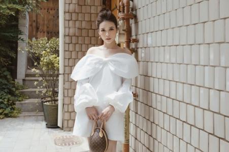 Sam tinh khôi với váy trắng dạo phố Hàn Quốc