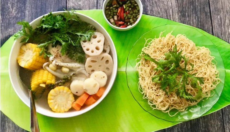 Thực đơn hàng ngày: Canh gà ngũ sắc