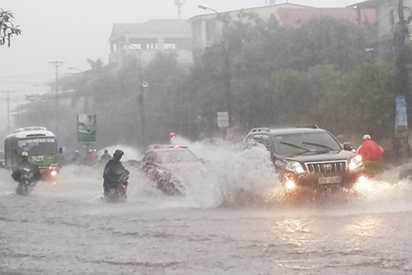 Thời tiết hôm nay áp thấp trên Biển Đông, miền Trung mưa lớn