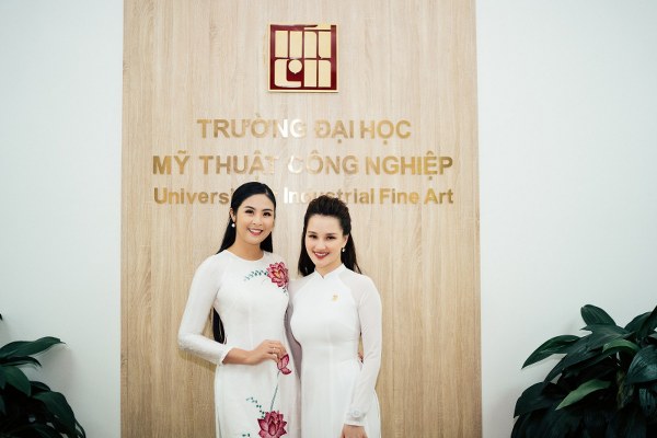 MC – NTK Huyền Châu về trường cũ tri ân