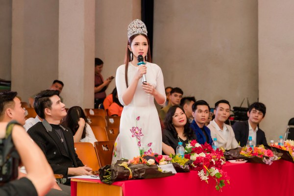Lê Bảo Tuyền làm giám khảo cuộc thi sắc đẹp tại Đại học Y Dược TP.HCM