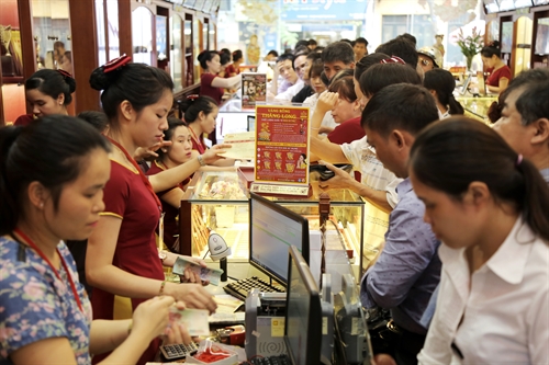 Giá vàng hôm nay nhích tăng nhẹ, giao dịch ở 1.577 USD/ounce