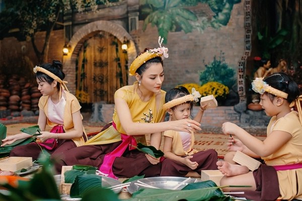 Vũ Thu Phương mời các Hoa hậu đến tham dự buổi gói bánh chưng