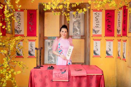 Hoa hậu Châu Ngọc Bích diện áo dài trong ngày đầu xuân