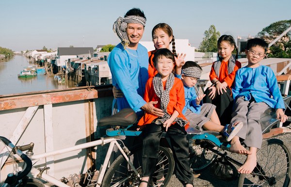 Gia đình Lý Hải đạp xe lôi đi chơi xuân ở miền Tây