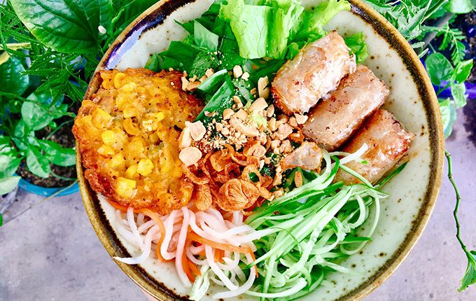 Thực đơn hàng ngày: Bún nem bánh ngô