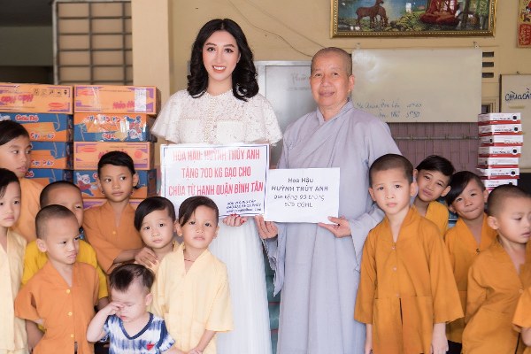 Hoa hậu Huỳnh Thúy Anh giản dị trong buổi từ thiện giữa mùa dịch