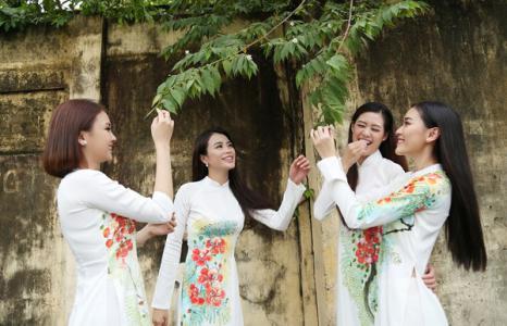 Hoa hậu Khánh Vân hóa nữ sinh cùng dàn mẫu