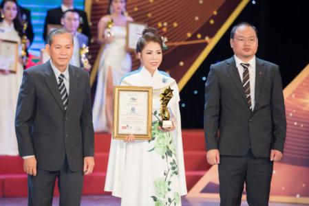 Doanh nhân Dương Bích Hảo đại diện HBG nhận giải thưởng Top 10 – 