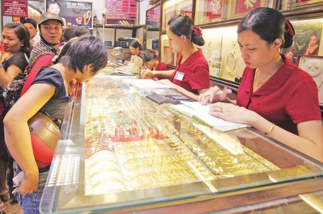 Giá vàng hôm nay giảm ở mức cao
